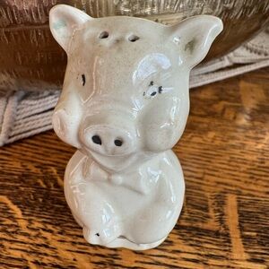 VINTAGE 1940s Ceramic Pig salt and pepper shaker.
